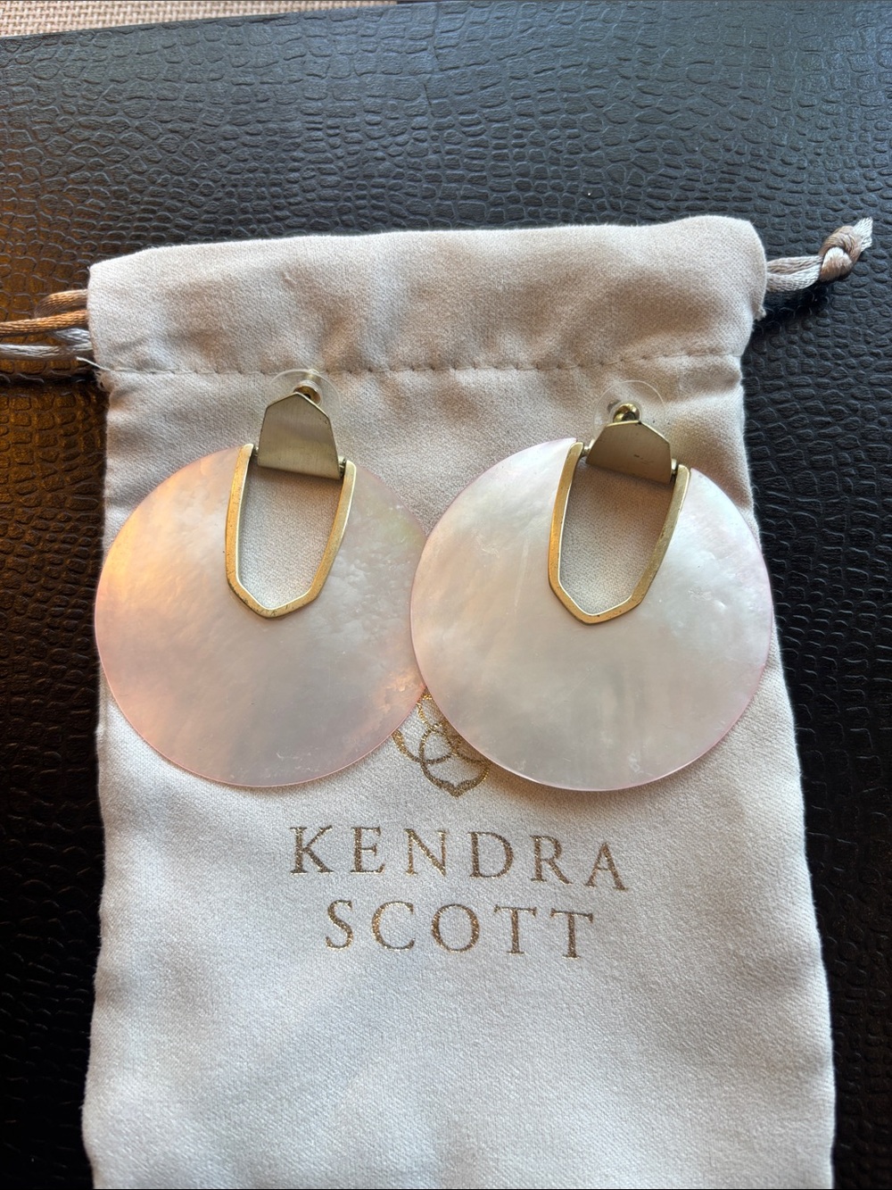 Kendra Scott Iridescent Pink Mother-of-Pearl Disc Drop Earrings